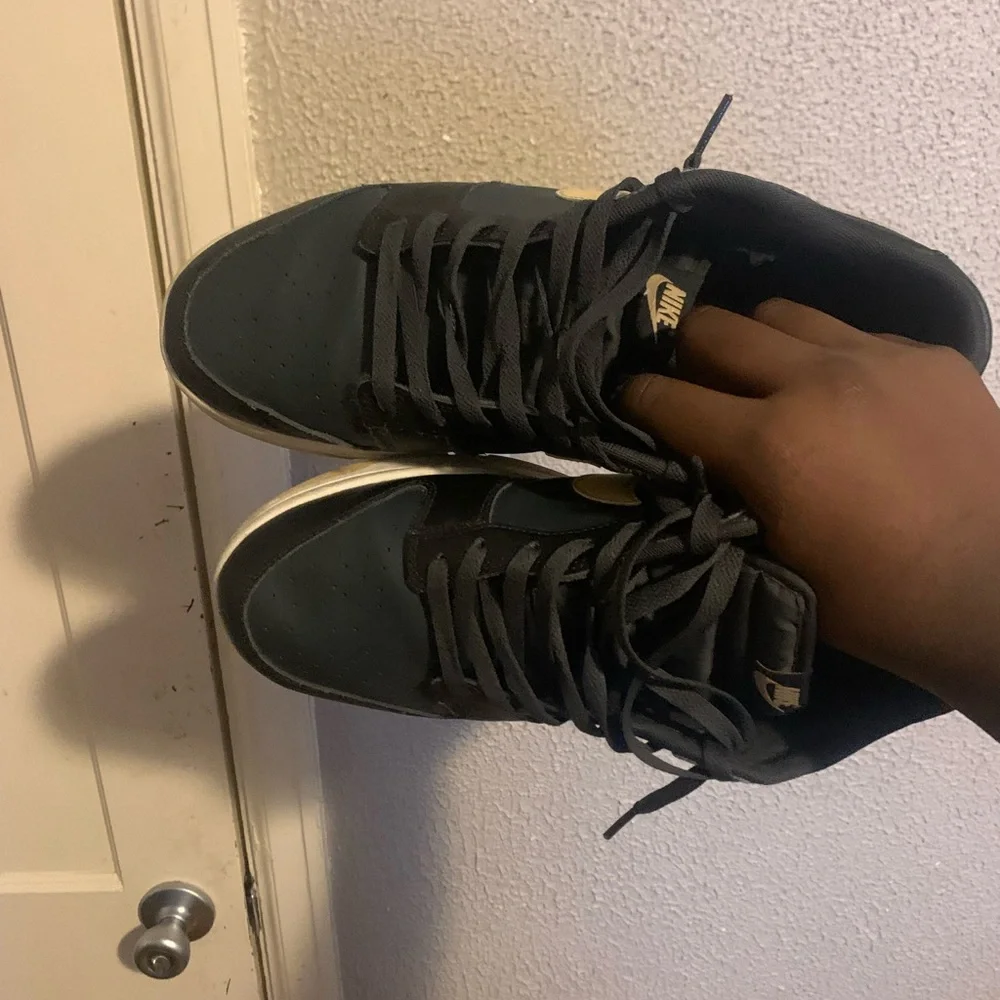 Nike Men's Black and Beige Sneakers - Picture 2 of 4